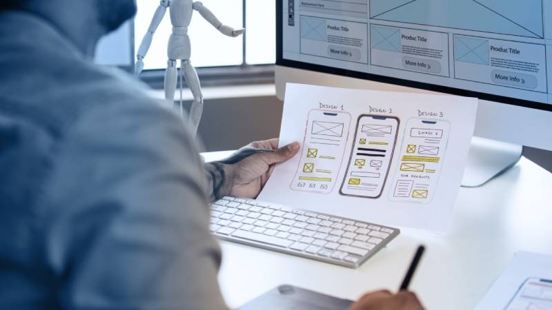 یک مدیر که در حال تماشای یک سری گراف برای ارزیابی ux است